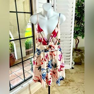 Perfect Summer Romper by ChicMe Size Medium
Beautiful & In new condition! NWOT